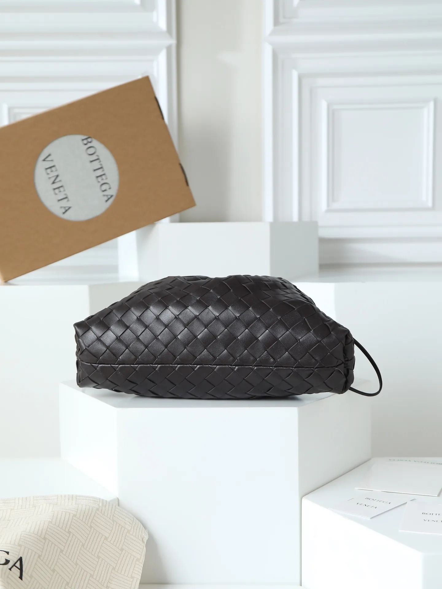 p1600. BOTTEGA VENETA 2025 new women's Dustbag Notte clutch. Dustbag, which has been very popular since its launch, has a chain clause! ! The hand-carrying method is reminiscent of the classic bag type Pouch , light and elegant, the retained drawstring design can be used as a bag, and the chain is longer, which is very suitable for sisters who like to carry their hands cross-body with their hands free. No matter which way you carry it, you can change the way you carry it according to the occasion and your mood of the day, which can make the overall outfit more fashionable🪄🪄The body of the bag has also been widened. It is the rainy season and the weather is hot, so it can easily accommodate small umbrellas and water bottles. The interior is made of nylon, which is light and comfortable to carry, and is very suitable for summer use. Style number: 839394 Size: 33*19*8cm